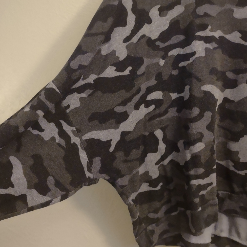 Express Camo Long Sleeve Dolman Top Sweatshirt Gray Black Size L - Picture 13 of 13